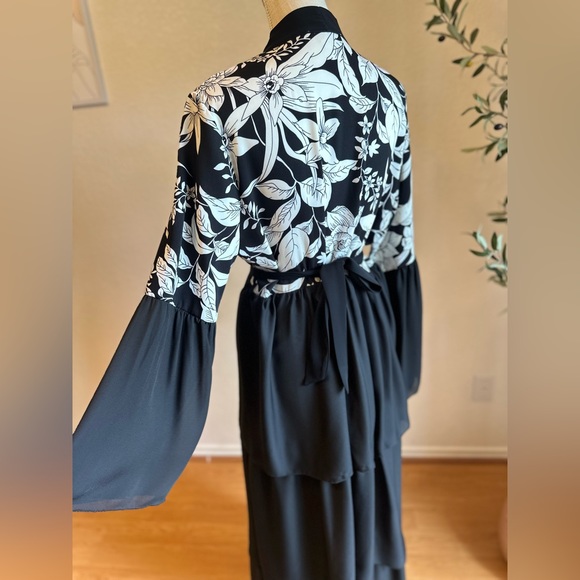 BLACK AND WHITE FLORAL CHIFFON LAYERED ZIPPER  ABAYA NWTS size large length 58”✨ - Picture 6 of 10